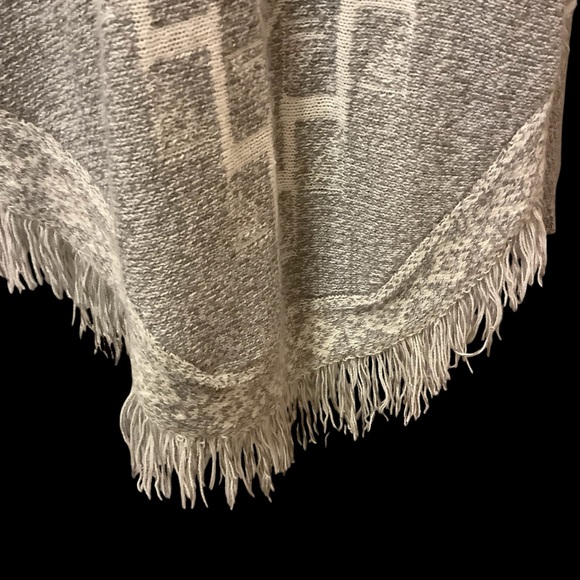 BLUENOTES GREY & WHITE AZTEC DESIGN PONCHO WITH SLEEVES/ Size S/M - Picture 5 of 7